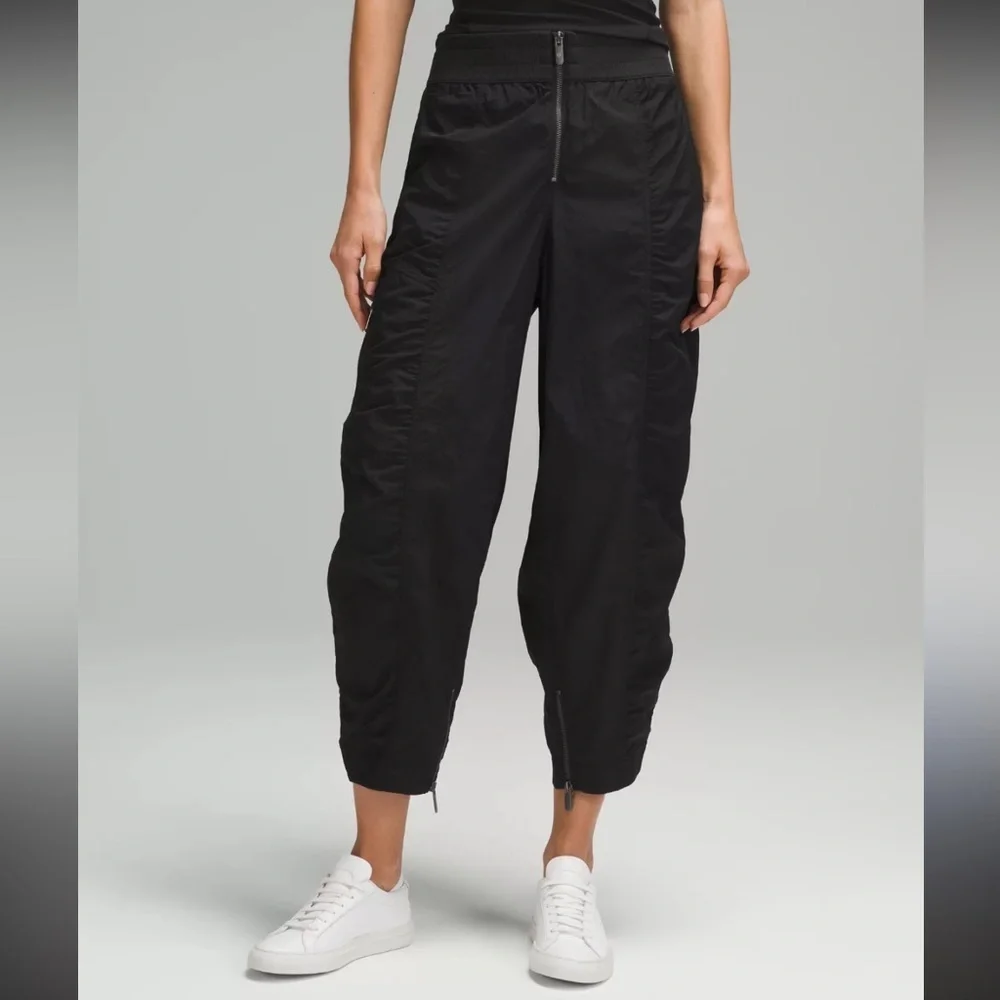 LULULEMON black relaxed fit pants Front Zip Mid Rise Ruched Crop size 10